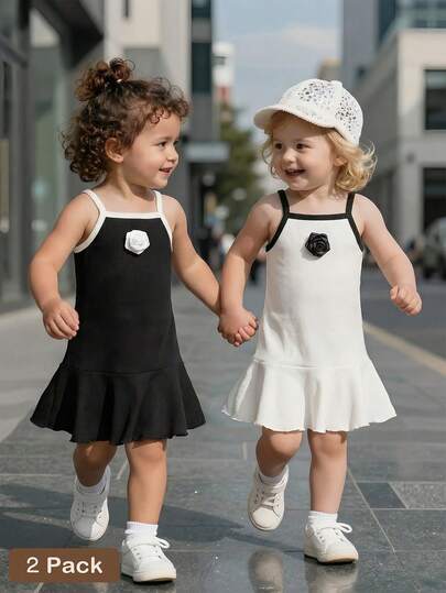 SHEIN Vestido de tirantes con volantes y decoración floral de rosa para niñas recién nacidas/pequeñas en negro y blanco acanalado, adecuado para uso casual, elegante y lindo diario