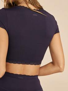 Aralina Bộ đồ thể thao nữ gồm áo thun ngắn tay và quần short phối ren tương phản. - Màu xanh hải quân - Xem 4