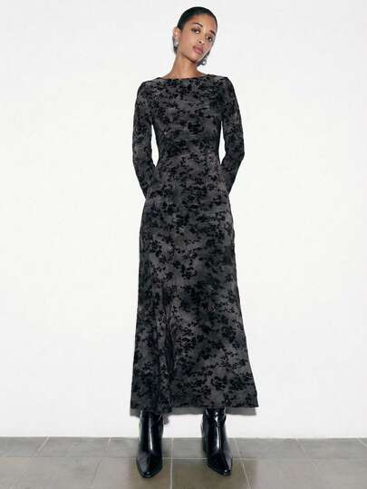 Nöista 这款长袖丝绒连衣裙采用质感丰富的面料，饰有柔软的花卉烧花纹理，修身剪裁，尽显优雅气质。无论是圣诞派对、冬季晚宴还是优雅的新年活动，它都能完美胜任，为女性的冬季时尚增添温暖喜庆的魅力。