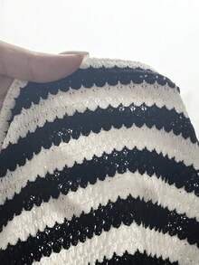 SHEIN 青少年女孩休閒條紋不對稱肩領與下擺設計紋理黑白條紋露肩短版T恤搭配對比腰帶短褲2件套，Y2K居家、度假、海灘、夏季及其他場合適用 - 黑與白 - 查看 5