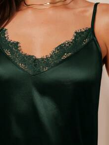 Amorya 女士优雅缎面蓝色吊带背心，蕾丝领设计，百搭实用，适合春夏穿着，也可作为秋冬通勤和日常穿搭的叠穿单品。 - 墨綠色 - 查看 5