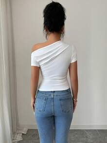 SHEIN Elenzya 女士优雅休闲褶皱不对称肩短袖T恤上衣，适合派对、约会、毕业典礼、教师节、感恩节、返校、日常穿着，夏季短袖T恤 - 白色 - 查看 2