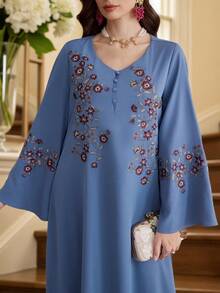 Al Najma 女士优雅花卉刺绣V领喇叭袖阿拉伯风格连衣裙，秋季 - 藍色 - 查看 7