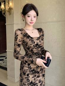 DAZY 女士优雅印花褶皱修身鱼尾裙摆连衣裙，适合春秋季穿着。 - 咖啡 - 查看 6