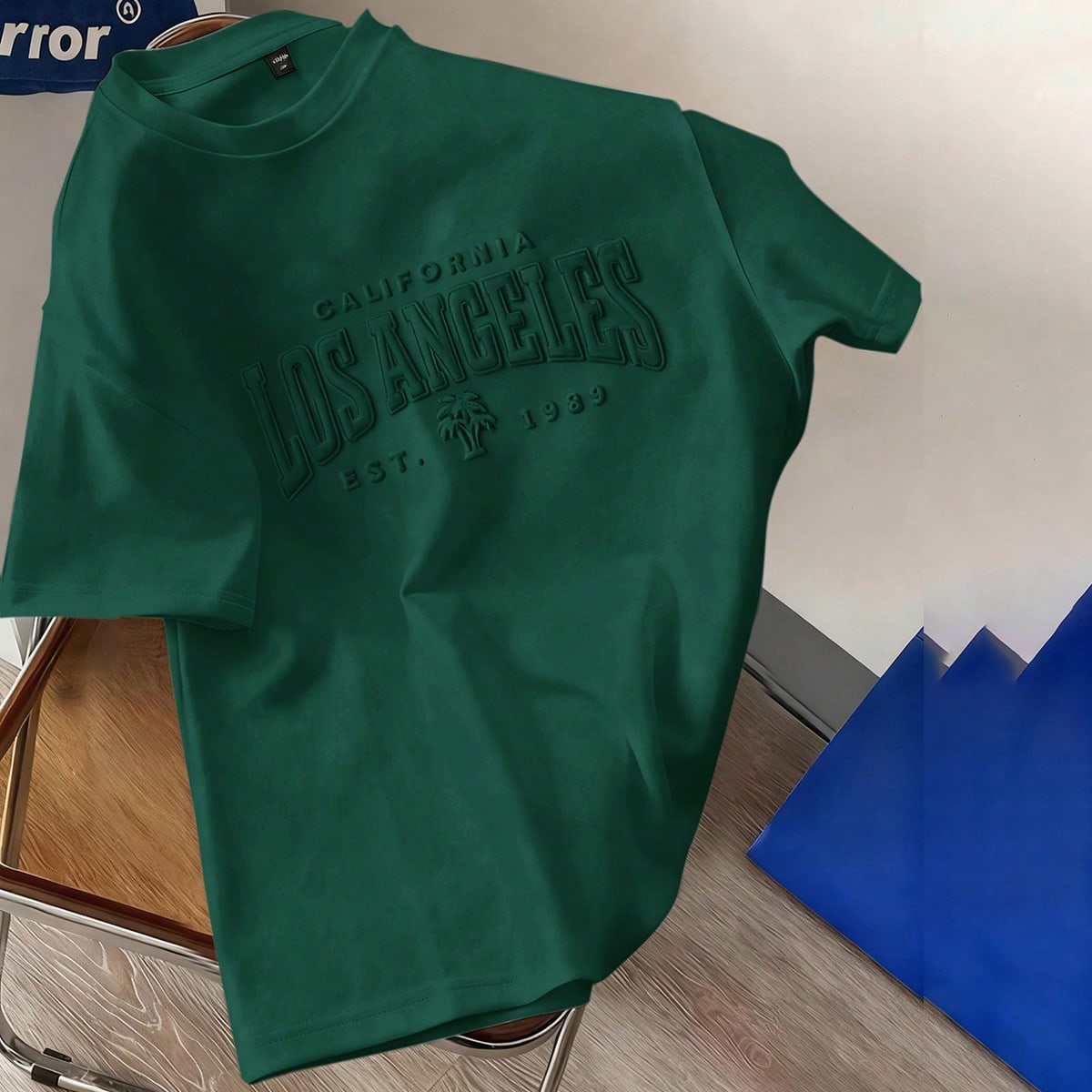 Camiseta de manga corta con estampado de letras en relieve color verde oliva para hombres