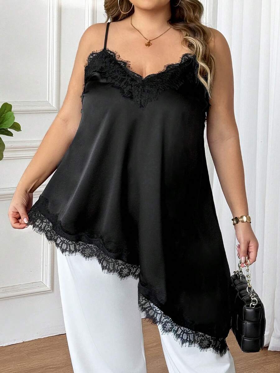 SHEIN CURVE+ 大码女式黑色缎面连衣裙，采用精致弹力面料，舒适柔软，细肩带设计，修身长款上衣，蕾丝拼接装饰，不对称斜裁下摆设计，现代都市休闲时尚，商务风格