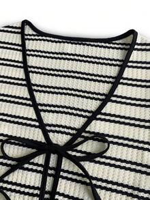 SHEIN PETITE 女士优雅杏色和黑色条纹V领蝴蝶结腰带短袖修身上衣 + 女士优雅杏色和黑色条纹修身长裤，春夏款 - 彩色 - 查看 4