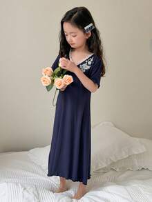 DAZY Đầm mặc nhà cổ chữ V viền ren in hoa cho bé gái - Màu xanh hải quân - Xem 4