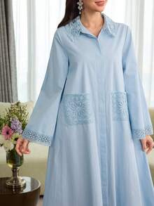 SHEIN Najma 女士长袖衬衫，花卉领，蕾丝边口袋，喇叭下摆，阿拉伯长袍风格 - 藍色 - 查看 3