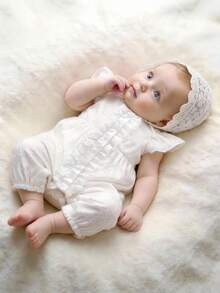 SHEIN 新生儿连体衣，缎面提花精致碎花图案，丝滑缎面面料，蕾丝边饰，短袖长裤款式，适合夏季、派对、度假、外出、拍照等场合，柔软宽松，舒适甜美，优雅大方。 - 白色 - 查看 3