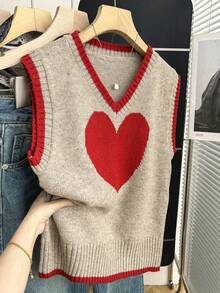 SHEIN Franclia 新款燕麦色撞色爱心针织背心，圆领配红色滚边，宽松版型，柔软针织面料，撞色设计，爱心图案，无袖，青春复古风，春季叠穿单品，休闲校园或约会皆宜，百搭日常穿搭，爱心元素增添活力魅力，宽松版型修饰身材，打造甜美酷炫的混搭风格。 - 駝色 - 查看 1