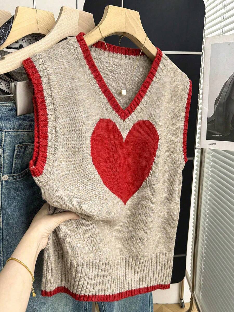 SHEIN Franclia 新款燕麦色撞色爱心针织背心,圆领配红色滚边,宽松版型,柔软针织面料,撞色设计,爱心图案,无袖,青春复古风,春季叠穿单品,休闲校园或约会皆宜,百搭日常穿搭,爱心元素增添活力魅力,宽松版型修饰身材,打造甜美酷炫的混搭风格。 - 駝色 - 查看 1