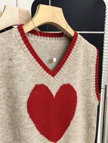 SHEIN Franclia 新款燕麦色撞色爱心针织背心，圆领配红色滚边，宽松版型，柔软针织面料，撞色设计，爱心图案，无袖，青春复古风，春季叠穿单品，休闲校园或约会皆宜，百搭日常穿搭，爱心元素增添活力魅力，宽松版型修饰身材，打造甜美酷炫的混搭风格。 - 駝色 - 查看 4