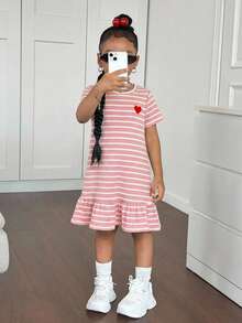 SHEIN 少女針織條紋愛心圖案圓領洋裝，女孩兩件式夏季套裝，女孩條紋套裝，女孩服飾，兒童粉色條紋洋裝兩件套裝 - 黑與白 - 查看 9