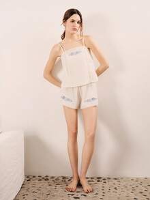 lacRébo Conjunto de pijama vintage de dos piezas en color crema con bordado floral celeste y adornos de encaje, en estilo lindo - Blanco - Ver 4
