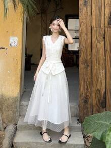 DAZY Bộ đồ 2 món cho nữ mùa hè: Áo ren cổ chữ V không tay có dây thắt eo và chân váy lưới chấm bi. - trắng - Xem 2