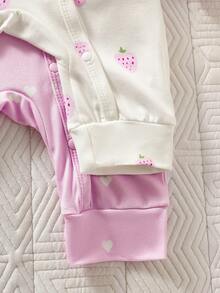 SHEIN Bộ quần áo 2 món cho bé gái sơ sinh, áo liền quần dài tay in hình dâu tây dễ thương và thoải mái, chất liệu vải dệt kim mềm mại, co giãn, cài nút dễ dàng, phù hợp cho mùa xuân/thu, 0-9 tháng tuổi, màu hồng và trắng. - Màu tím - Xem 4