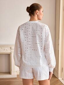 CLARA VERO 白色镂空刺绣V领上衣和高腰短裤套装：修身腰部设计，宽松短裤下摆，是夏季野餐或度假的完美之选。采用无弹力涤纶刺绣面料，配有泡泡长袖、深V领前袋和隐形侧拉链。 - 白色 - 查看 4