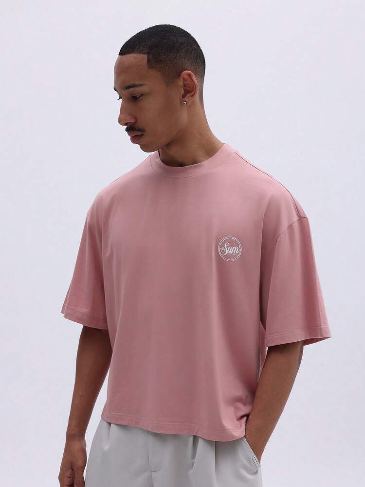 Camiseta rosa de corte reto com estampas.