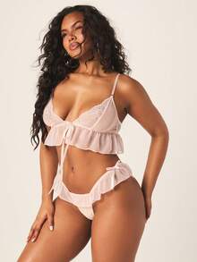 MISSGUIDED Conjunto de lencería con sujetador de encaje y malla, y pantaleta con volantes, ropa interior íntima de dos piezas para el Día de San Valentín - Rosa - Ver 3