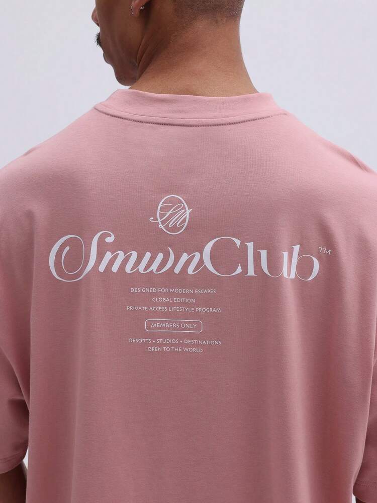 Camiseta rosa de corte reto com estampas.