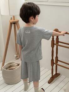 DAZY Kleine Jungen Pyjama-Set mit Buchstaben-Muster, Rundhalsausschnitt, Kurzarm-Top und Shorts - Grau - Übersicht 3