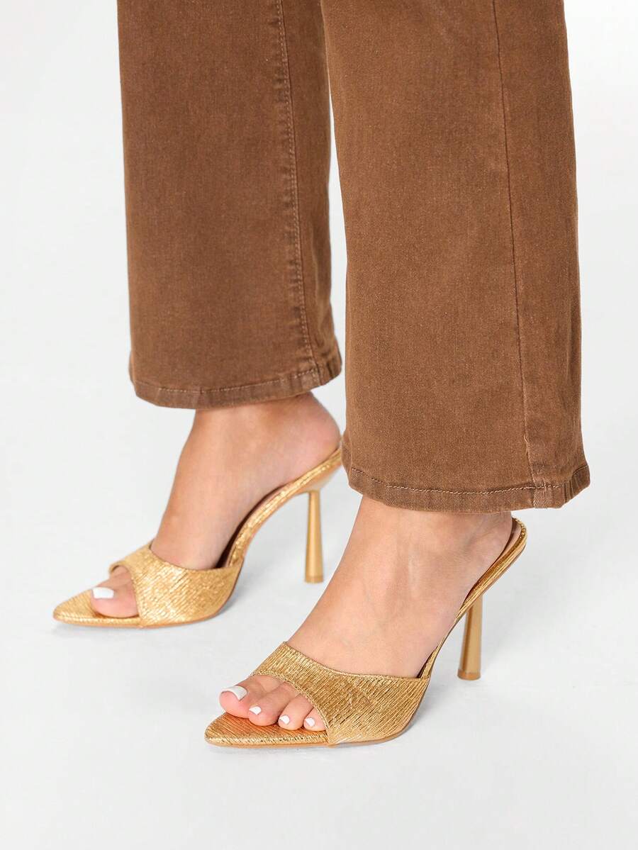 Glitzique 女士金色金字塔装饰尖头细高跟穆勒凉鞋，迷人派对高跟凉鞋 - 金色 - 查看 1