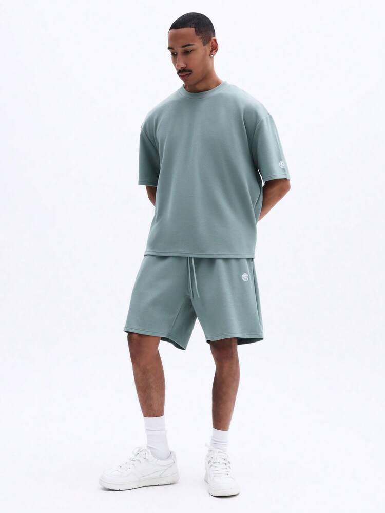 Conjunto de Camiseta de Manga Curta com Gola Careca e Shorts Coordenados na Cor Verde Sálvia, Confortável e Ajuste Relaxado, Roupa de Descanso de Verão