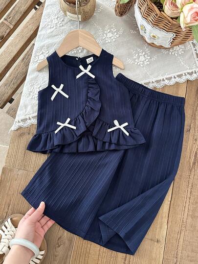 SHEIN Bộ áo thun cho bé gái, bộ đồ bé gái màu xanh hải quân được làm từ chất liệu vải kẻ sọc dọc cao cấp mềm mại, gồm quần ống rộng và áo không tay, bộ áo vest không đối xứng.