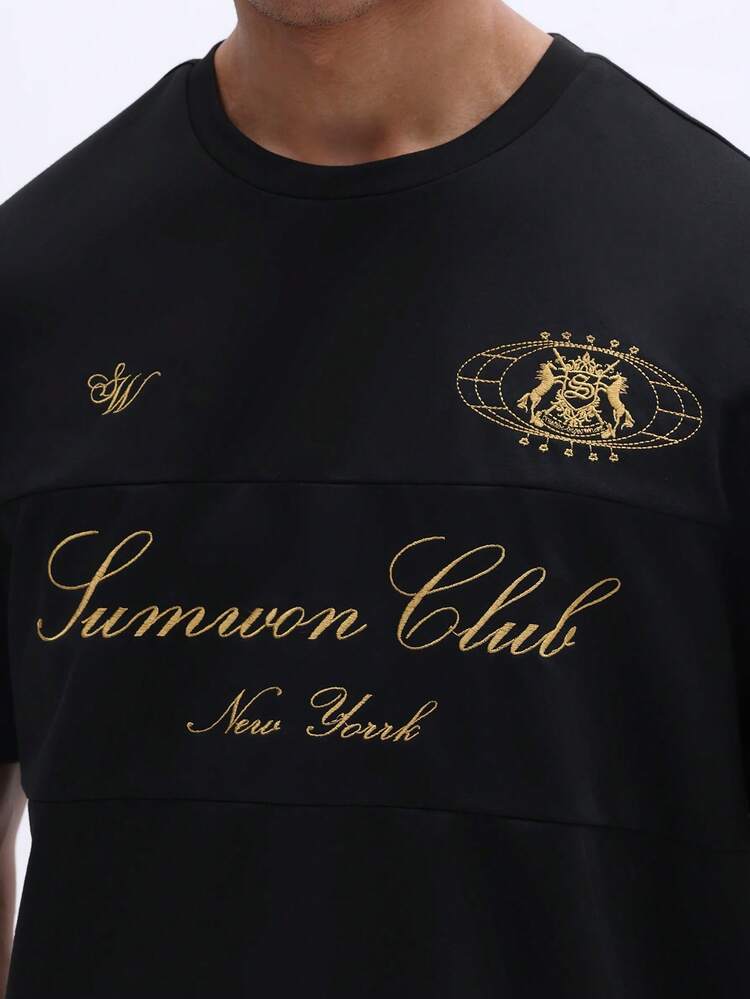 Camiseta negra de cuello redondo con estampado de letras doradas