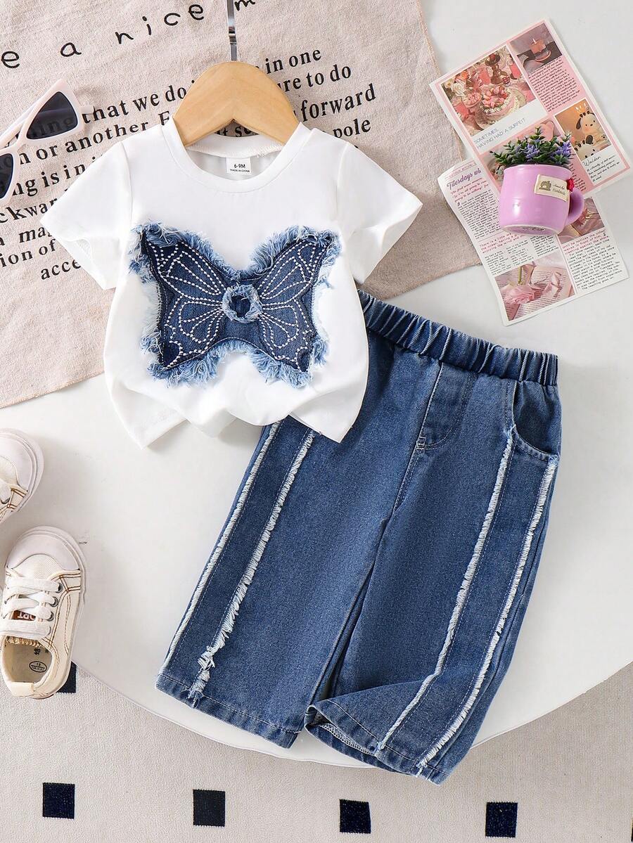 SHEIN Playful Pals Bộ 2 món áo thun cổ tròn và quần dài dệt kim thắt nơ eo màu xanh dương đính sequin hình bướm cho bé gái, trang phục thể thao thời trang, bộ quần áo denim bướm mùa xuân thu cho bé gái, bộ 2 món đồ denim cho bé gái, bộ đồ denim SS26, bộ quần jean denim cho bé gái, bộ đồ denim hai mảnh cho bé gái, bộ đồ denim mềm mại mùa hè cho bé gái, bộ đồ hè mềm mại cho bé gái.