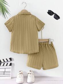 SHEIN Conjunto informal de 2 piezas de camisa de manga corta de un solo pecho de unicolor y pantalones cortos para niño pequeño - Verde - Ver 2