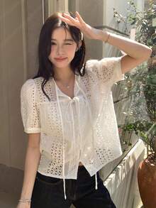 DAZY Áo sơ mi nữ tay cánh hoa, thắt nơ phía trước, thêu rỗng, cài khuy đơn. - trắng - Xem 2