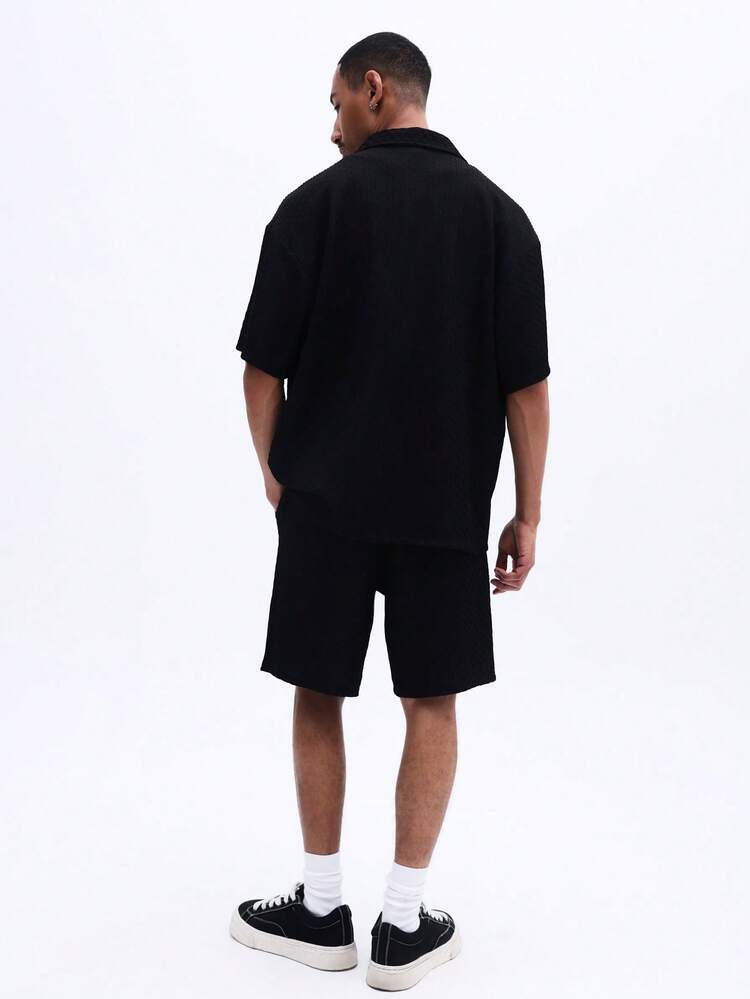 黒シャツとショートパンツのコーデセット