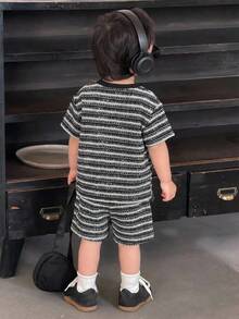 DAZY Bộ 2 món kiểu Hàn Quốc cho bé trai, áo thun ngắn tay kẻ sọc và quần short. - màu đen - Xem 2