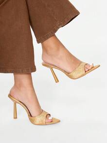 Glitzique 女士金色金字塔装饰尖头细高跟穆勒凉鞋，迷人派对高跟凉鞋 - 金色 - 查看 2