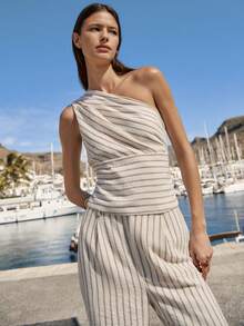 Nöista 这款米色条纹单肩上衣搭配高腰阔腿裤套装，优雅大方，宽腰带设计凸显腰部线条。面料抗皱、触感柔软，垂感和透气性俱佳，是春夏度假造型的理想之选。 - 杏色 - 查看 3