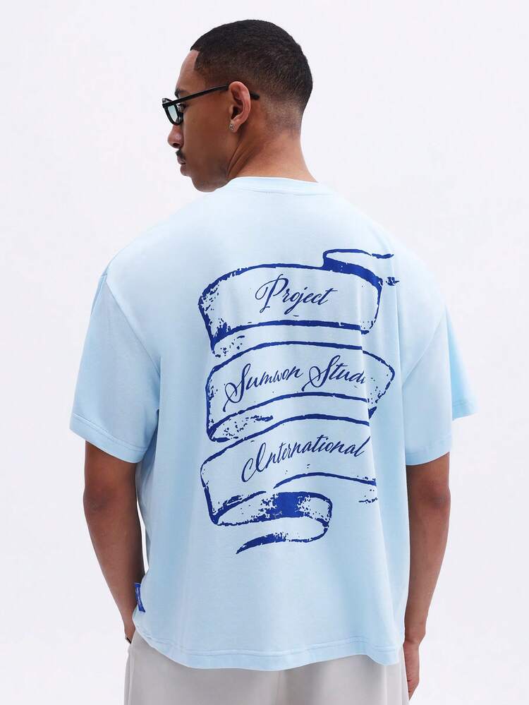 Maglietta squadrata azzurra con stampa grafica