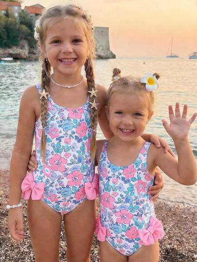 SHEIN Emery Rose Kids Young Girls/Young Girl Random Printed Swimsuit With Bowknot Decoration And Ruffled Hem, One-Piece Matching Swimwear Kids Girls Matching Swimsuit Matching Bathing Suits Kids Baby Girls Floral Print Bow Swimsuit For Toddler Kids Beachwear One Piece Bathing Suit Kids Girls One Piece Swimwear With Floral Pattern And Bow Details Cute Toddler Beach Suits Floral Bowknot Toddler Girls Swimsuit One Piece Bathing Suit For Beach Play Kids Beachwear,Kids