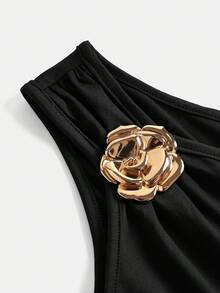 SHEIN Girlism 少女黑色纯色金属花朵装饰褶皱肩部褶皱下摆时尚连衣裙 - 黑色 - 查看 3