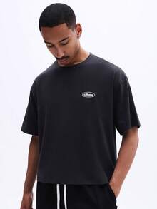 SUMWON Camiseta de cuello redondo de manga corta con ajuste holgado casual para hombres, con diseño gráfico de camión de centro de servicio en la parte trasera y detalle de logotipo frontal - Gris Oscuro - Ver 2