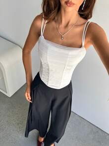 Aloruh 这款女士优雅雪纺混纺连衣裙采用白色立体面料，搭配精美褶皱胸罩、罩杯式上衣和紧身贴身连衣裙，胸部采用褶皱设计，肩带系有蝴蝶结。适合音乐会、乡村音乐会、夜总会和性感派对等场合。性感优雅的派对紧身连衣裙，搭配上衣。 - 白色 - 查看 5