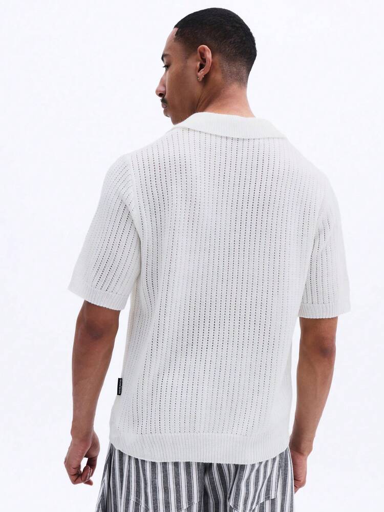 Polo de malha de manga curta com decote em V e botões.