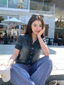 DAZY Blusa de mezclilla con cuello vuelto, estilo coreano, de manga corta y desgastada - Azul - Ver 6