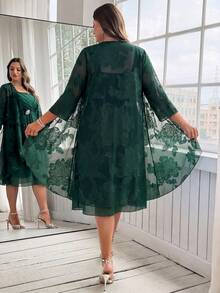 Ellevyn 大码女式镂空前开衫和腰部水钻装饰褶皱肩带连衣裙优雅套装 - 墨綠色 - 查看 2