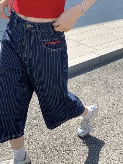 DAZY Quần short Bermuda denim dáng rộng có túi, thêu chữ và sọc dành cho nữ.