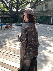 DAZY 女士休闲宽松迷彩印花圆领落肩长袖T恤超大款图案T恤 - 軍綠色 - 查看 2