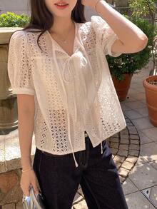 DAZY Áo sơ mi nữ tay cánh hoa, thắt nơ phía trước, thêu rỗng, cài khuy đơn. - trắng - Xem 5