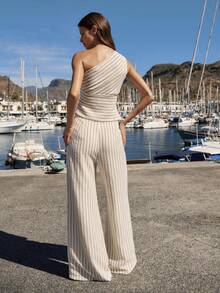 Nöista 这款米色条纹单肩上衣搭配高腰阔腿裤套装，优雅大方，宽腰带设计凸显腰部线条。面料抗皱、触感柔软，垂感和透气性俱佳，是春夏度假造型的理想之选。 - 杏色 - 查看 2