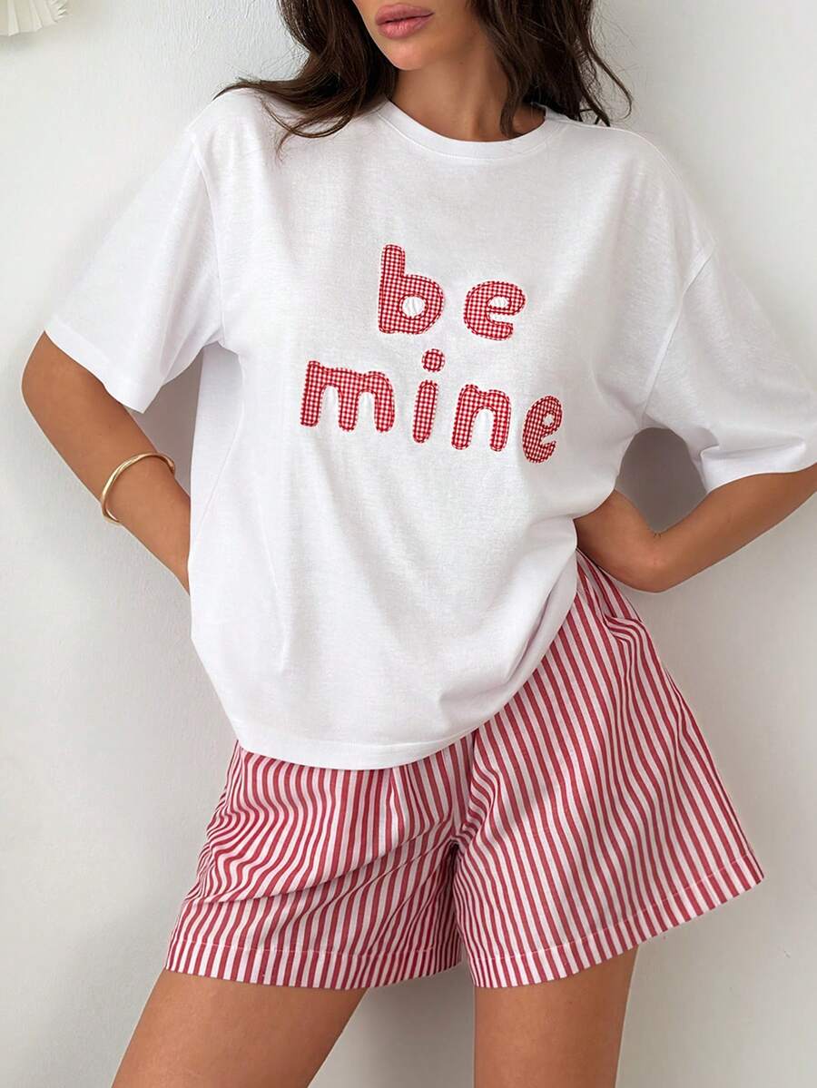 EURMUSE Bộ sưu tập Sweetheart Vibes: Áo thun nữ màu trắng mềm mại bằng cotton với họa tiết kẻ caro đỏ "be Mine" thêu tay, chất liệu cotton tự nhiên. - trắng - Xem 1